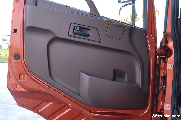 Sinotruk Wangpai W5B-M camion lourd 310 ch 8X4(12 roues) camion porteur à grille de 9,6 m Cabine (2) | 86Trucks