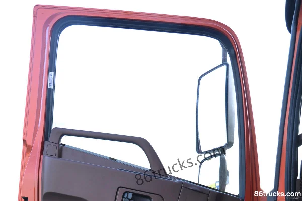 Sinotruk Wangpai W5B-M camion lourd 310 ch 8X4(12 roues) camion porteur à grille de 9,6 m Cabine (1) | 86Trucks