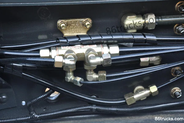 Sinotruk Wangpai W5B-M camion lourd 310 ch 8X4(12 roues) camion porteur à grille de 9,6 m Châssis (2) | 86Trucks