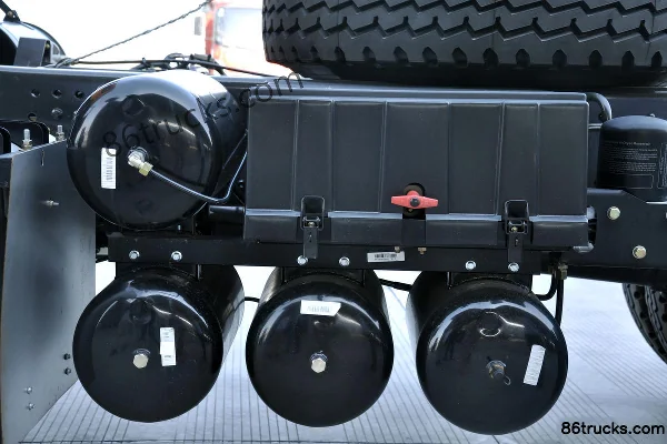 Sinotruk Wangpai W5B-M camion lourd 310 ch 8X4(12 roues) camion porteur à grille de 9,6 m Châssis (1) | 86Trucks