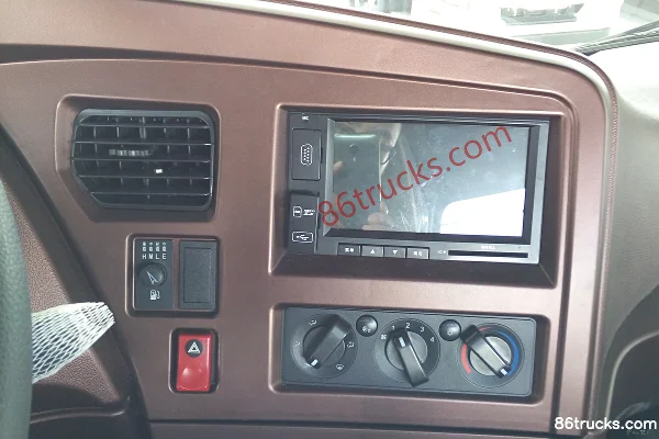 Sinotruk Wangpai W5D-M medium truck 180 hp 4X2(6 wheels) 6.75m stake truck Cab (2) | 86Trucks