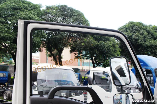 Jinbei Qiyun 95 hp 4X2(6 wheels) 3.3m Double Row Stake Truck (Oil Brake) Cab (3) | 86Trucks