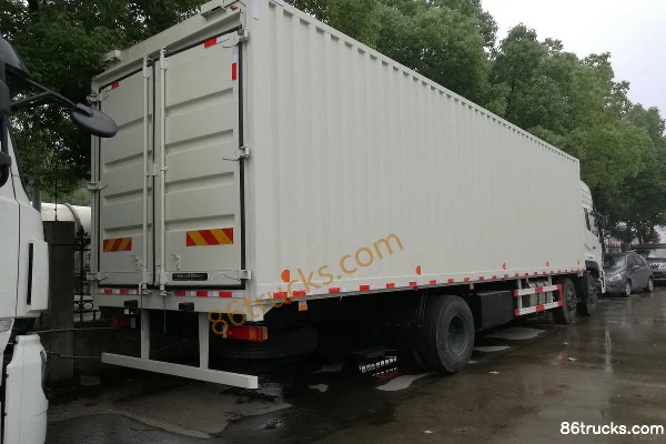 Dongfeng Commercial Vehicle Tianlong Heavy Truck 245 hp 6X2(8 wheels) 9.6m Van Cargo Truck (Wing Opening) Exterior (2) | 86Trucks