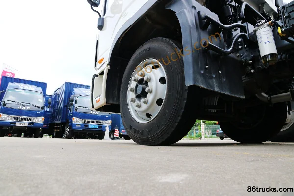 JAC Gallop K6L Medium Truck 190 hp 4X2(6 wheels) 7.8m Cab-over Chassis with Box Body (2) | 86Trucks