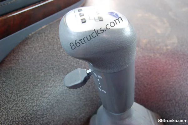 Sinotruk HOWO Heavy Truck 340 hp 6X2(8 wheels) Dangerous Goods Tractor Truck Cab (3) | 86Trucks