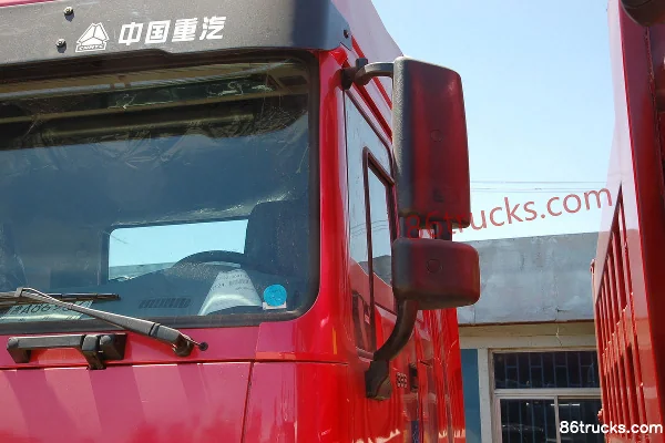 Sinotruk HOWO Heavy Truck 340 hp 6X2(8 wheels) Dangerous Goods Tractor Truck Exterior (3) | 86Trucks