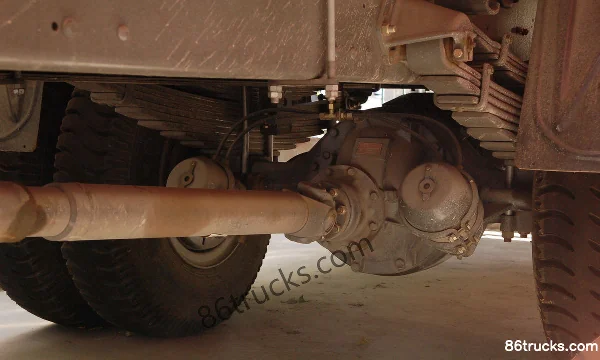 Sinotruk Yellow River Shaoshuai 190 hp 6X2(8 wheels) van cargo truck Chassis (3) | 86Trucks