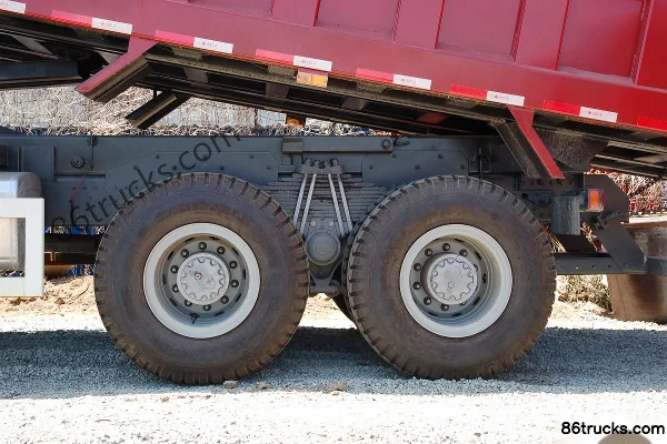 Sinotruk HOWO heavy truck 336hp 8X4(12 wheels) 6.2m dump truck Chassis (3) | 86Trucks