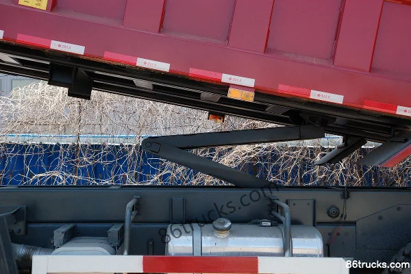 Sinotruk HOWO heavy truck 336hp 8X4(12 wheels) 6.2m dump truck Chassis (2) | 86Trucks