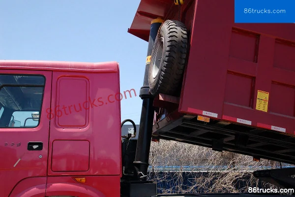 Sinotruk HOWO heavy truck 336hp 8X4(12 wheels) 6.2m dump truck Chassis (1) | 86Trucks