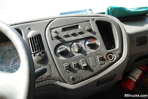 Dongfeng Liuqi Chenglong M3 220 hp 4X2(6 wheels) 5.3m Dump Truck Cab (2) | 86Trucks