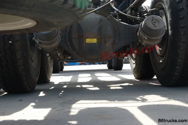 FAW Jiefang Hanwei (J5M) Heavy Truck 240 hp 6X2(8 wheels) Cargo Truck with Cage (Xichai) Chassis (2) | 86Trucks