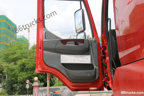 Dongfeng Liuqi Chenglong M5 Heavy Truck 350 hp 4X2(6 wheels) Tractor Truck Cab (3) | 86Trucks