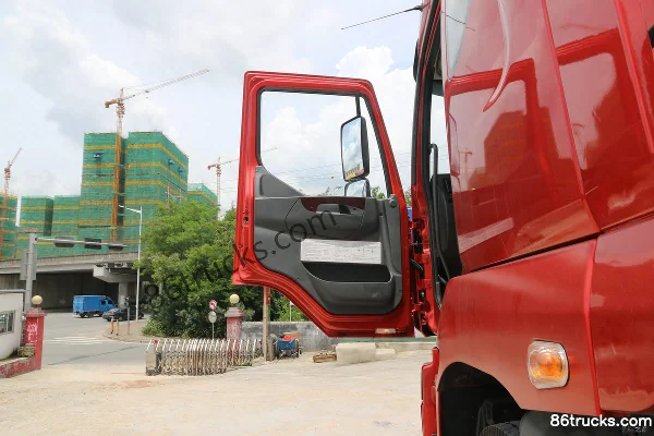 Dongfeng Liuqi Chenglong M5 Heavy Truck 350 hp 4X2(6 wheels) Tractor Truck Cab (1) | 86Trucks