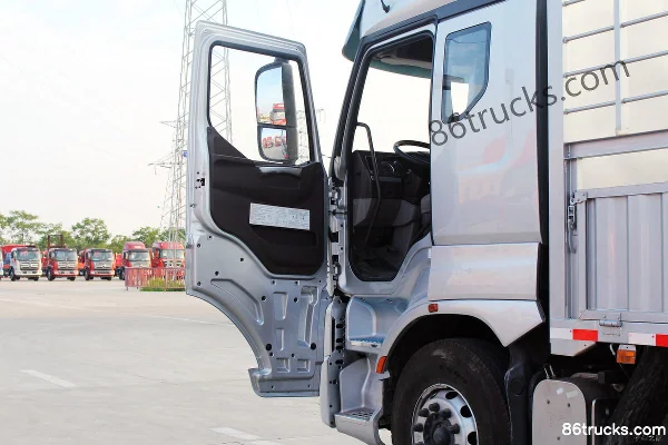 Dongfeng Liuqi Chenglong H7 350 hp 8X4(12 wheels) 9.47m livestock transport truck Cab (2) | 86Trucks