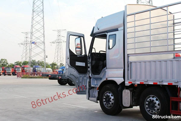 Dongfeng Liuqi Chenglong H7 350 hp 8X4(12 wheels) 9.47m livestock transport truck Cab (1) | 86Trucks