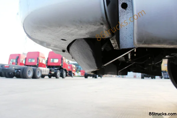 Dongfeng Liuqi Chenglong H7 350 hp 8X4(12 wheels) 9.47m livestock transport truck Chassis (3) | 86Trucks