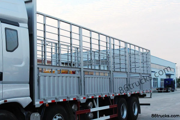 Dongfeng Liuqi Chenglong H7 350 hp 8X4(12 wheels) 9.47m livestock transport truck Body (1) | 86Trucks