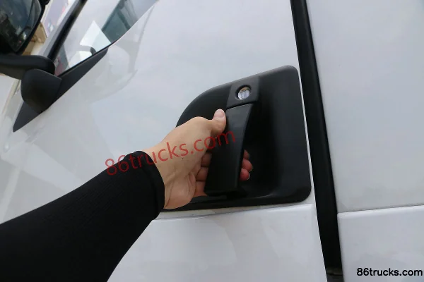 Dongfeng Liuqi Chenglong T7 poids lourd 430 ch 6X4(10 roues) tracteur routier à capot pour matières dangereuses Cabine (1) | 86Trucks