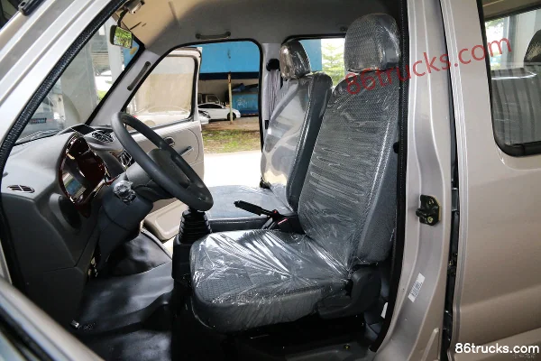 Changan Kuayue New Leopard II 1.5L 112hp 4X2(6 wheels) 2.55m double-row stake truck Cab (3) | 86Trucks