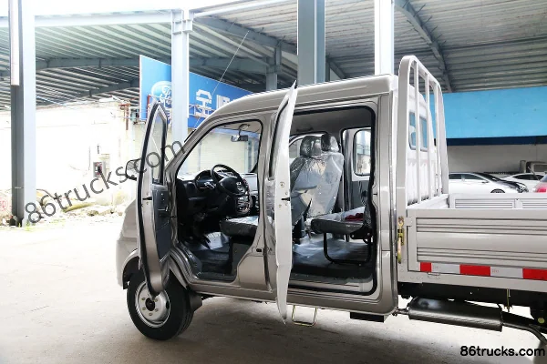 Changan Kuayue New Leopard II 1.5L 112hp 4X2(6 wheels) 2.55m double-row stake truck Cab (1) | 86Trucks