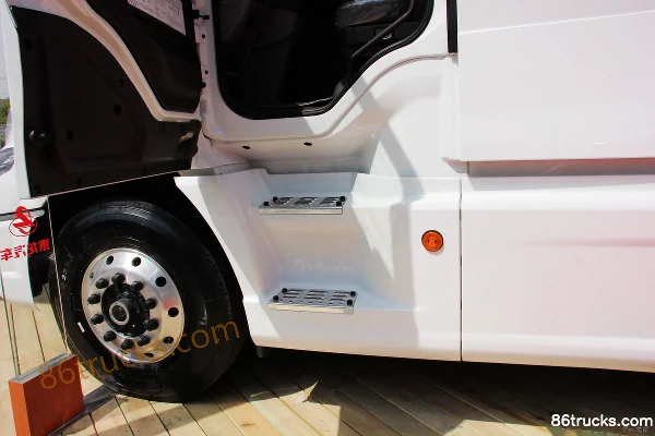 Dongfeng Liuqi Chenglong T7 Heavy Truck 520hp 6X4(10 wheels) Long-nose Tractor Truck Cab (2) | 86Trucks