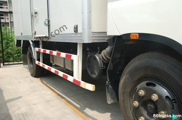 Foton Aumark A Series 95 hp 4X2(6 wheels) 3.8m Day Cab Flatbed Light Truck Chassis (2) | 86Trucks