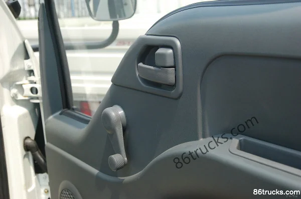 Foton Aumark N Series 95 hp 4X2(6 wheels) 4.3m single-row flatbed light truck Cab (3) | 86Trucks