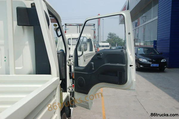 Foton Aumark N Series 95 hp 4X2(6 wheels) 4.3m single-row flatbed light truck Cab (1) | 86Trucks