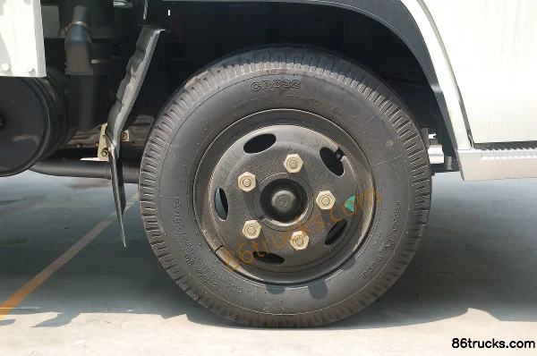 Foton Aumark N Series 95 hp 4X2(6 wheels) 4.3m single-row flatbed light truck Chassis (1) | 86Trucks