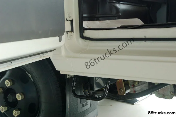 JMC Kaiyun 95hp 4X2(6 wheels) 3.1m Single Row Flatbed Light Truck Cab (1) | 86Trucks