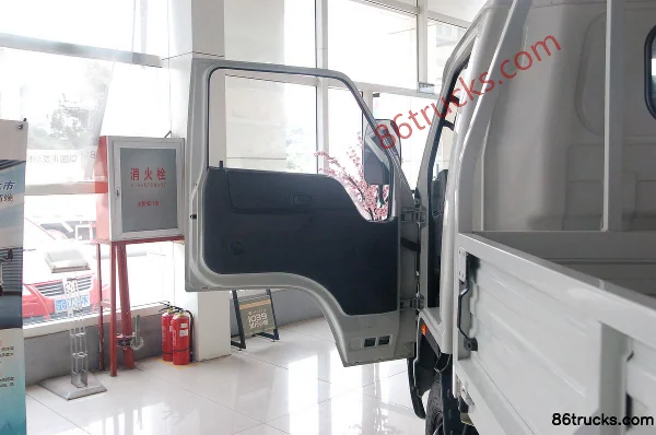 JMC Kai Rui 116 hp 4X2(6 wheels) 3.7m one-and-a-half-row flatbed light truck (wide body) Cab (1) | 86Trucks