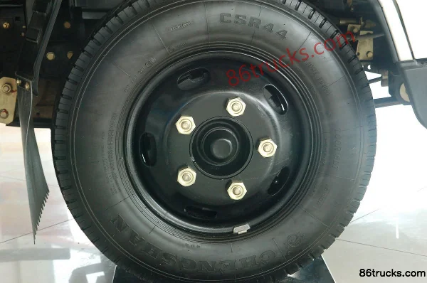 JMC Kai Rui 116 hp 4X2(6 wheels) 3.7m one-and-a-half-row flatbed light truck (wide body) Chassis (2) | 86Trucks