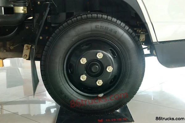 JMC Kai Rui 116 hp 4X2(6 wheels) 3.7m one-and-a-half-row flatbed light truck (wide body) Chassis (1) | 86Trucks