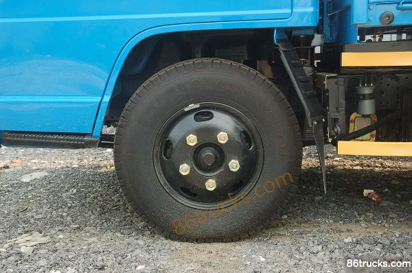 JMC Classic Shunda 109hp 4X2(6 wheels) 3.1m Single Row Flatbed Light Truck Chassis (1) | 86Trucks