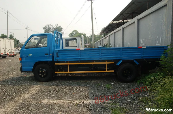 JMC Classic Shunda 109hp 4X2(6 wheels) 3.1m Single Row Flatbed Light Truck Exterior (3) | 86Trucks