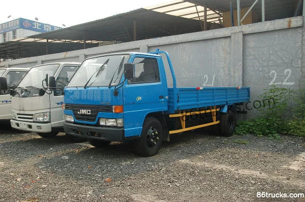 JMC Classic Shunda 109hp 4X2(6 wheels) 3.1m Single Row Flatbed Light Truck Exterior (2) | 86Trucks