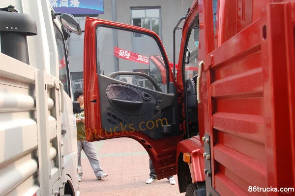 Dongfeng Kangba camion porteur 140 ch 4X2(6 roues) 5,8 m camion plateau ridelles (EQ1090G) Cabine (1) | 86Trucks