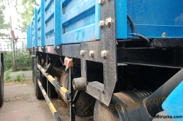 Dongfeng Duolika L 136 ch 4X2(6 roues) camion porteur plateau 6,2 m cabine simple Carrosserie (1) | 86Trucks