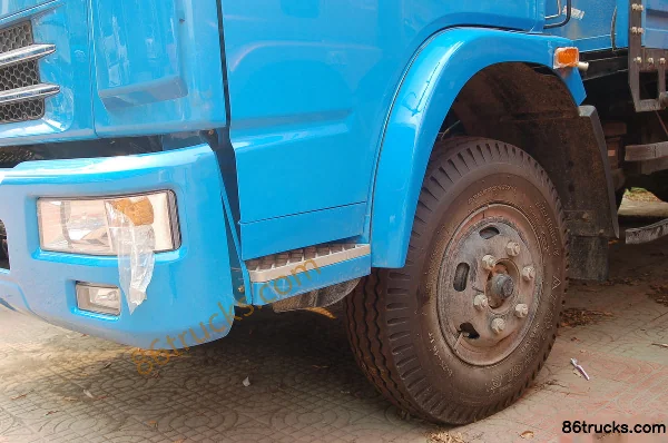 Dongfeng Duolika L 136 ch 4X2(6 roues) camion porteur plateau 6,2 m cabine simple Châssis (1) | 86Trucks