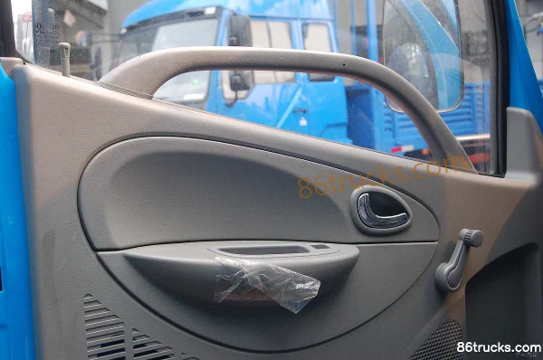 Dongfeng Jinba 115hp 4X2(6 wheels) 4.15m Single Row Flatbed Light Truck Cab (2) | 86Trucks