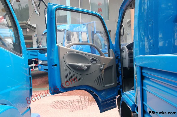 Dongfeng Jinba 115hp 4X2(6 wheels) 4.15m Single Row Flatbed Light Truck Cab (1) | 86Trucks