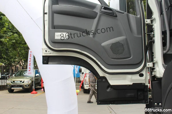 Qingling VC46 Heavy Truck 350 hp 6X4(10 wheels) 9.5m Wing Van Cargo Truck Cab (3) | 86Trucks