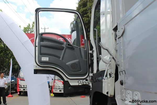 Qingling VC46 Heavy Truck 350 hp 6X4(10 wheels) 9.5m Wing Van Cargo Truck Cab (1) | 86Trucks
