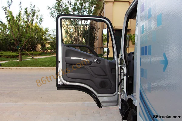 Foton Auman CTS 170hp 4X2(6 wheels) 4.8m One-and-a-half Row Van Cargo Truck (China VI) Cab (2) | 86Trucks