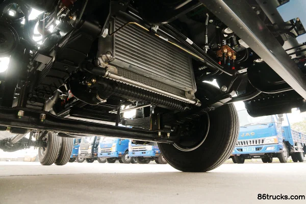 JAC Shuailing H330, édition hommage, 130 ch 4X2(6 roues) châssis de camion léger à fourgon monoplace de 4,12 m (1) | 86Trucks