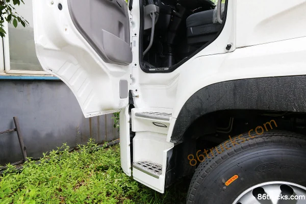 Dongfeng Commercial Vehicle Tianlong 245 hp 6X2(8 wheels) 9.4m Refrigerated Truck Cab (2) | 86Trucks