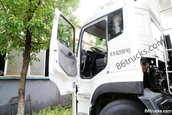 Dongfeng Commercial Vehicle Tianlong 245 hp 6X2(8 wheels) 9.4m Refrigerated Truck Cab (1) | 86Trucks