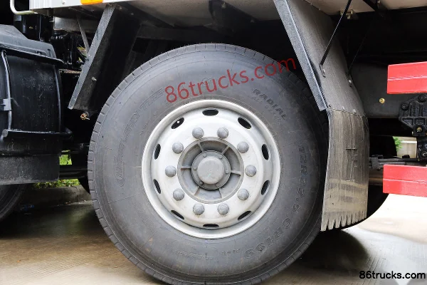 Dongfeng Commercial Vehicle Tianlong 245 hp 6X2(8 wheels) 9.4m Refrigerated Truck Chassis (3) | 86Trucks