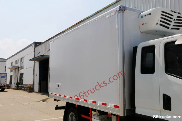 Yuejin Chaoyue C300 125hp 4X2(6 wheels) Refrigerated Truck Body (2) | 86Trucks